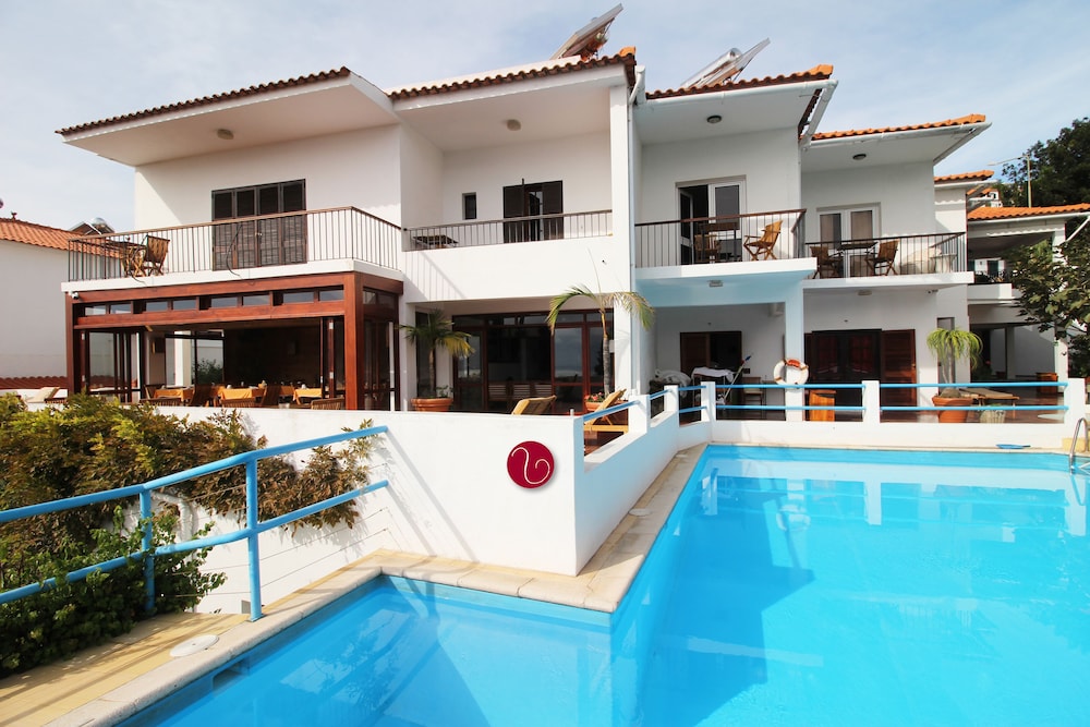 Vila Lusitânia — Swimming pool in Funchal, Madeira