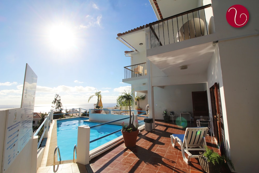 Vila Lusitânia — Swimming pool in Funchal, Madeira