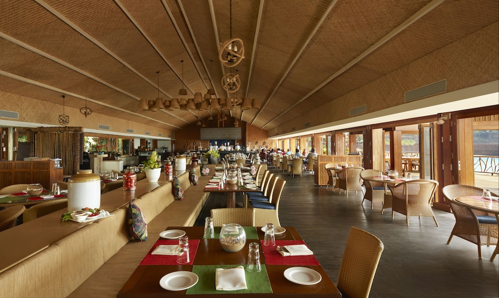 Taj Holiday Village Resort & Spa — Restaurant & bars in Candolim, Goa