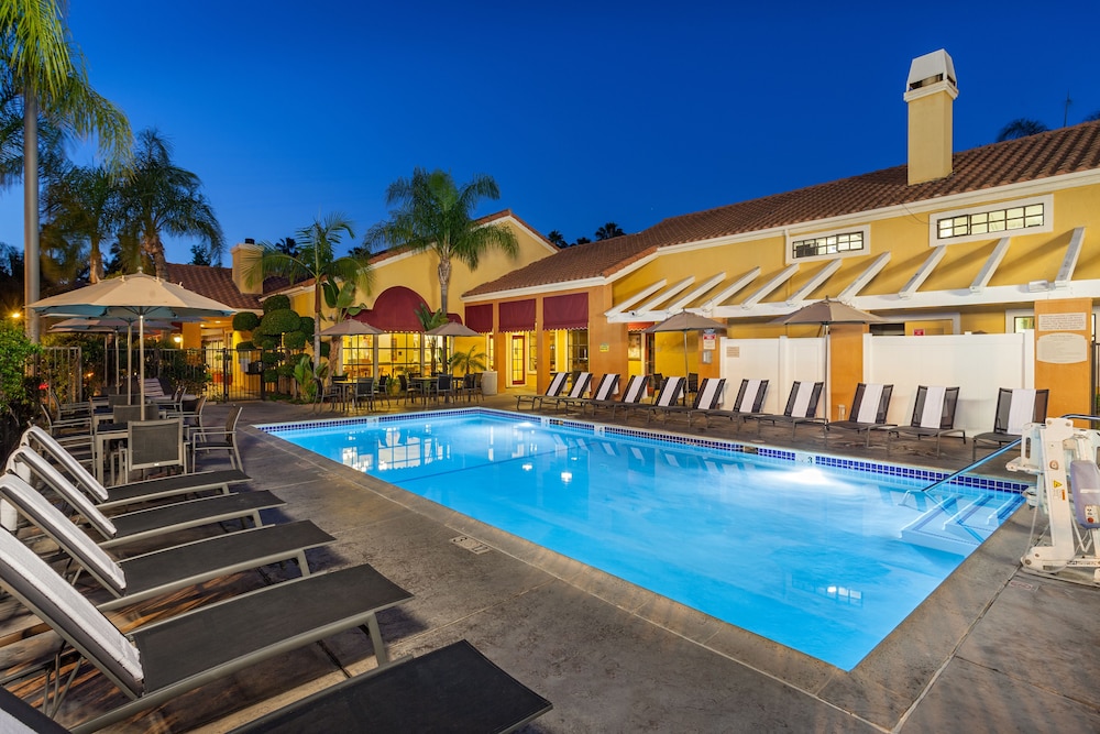 Clementine Hotel & Suites Anaheim — Swimming pool in Anaheim, California