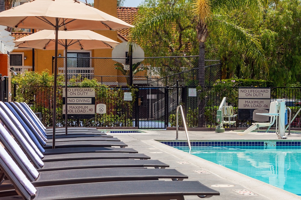 Clementine Hotel & Suites Anaheim — Swimming pool in Anaheim, California