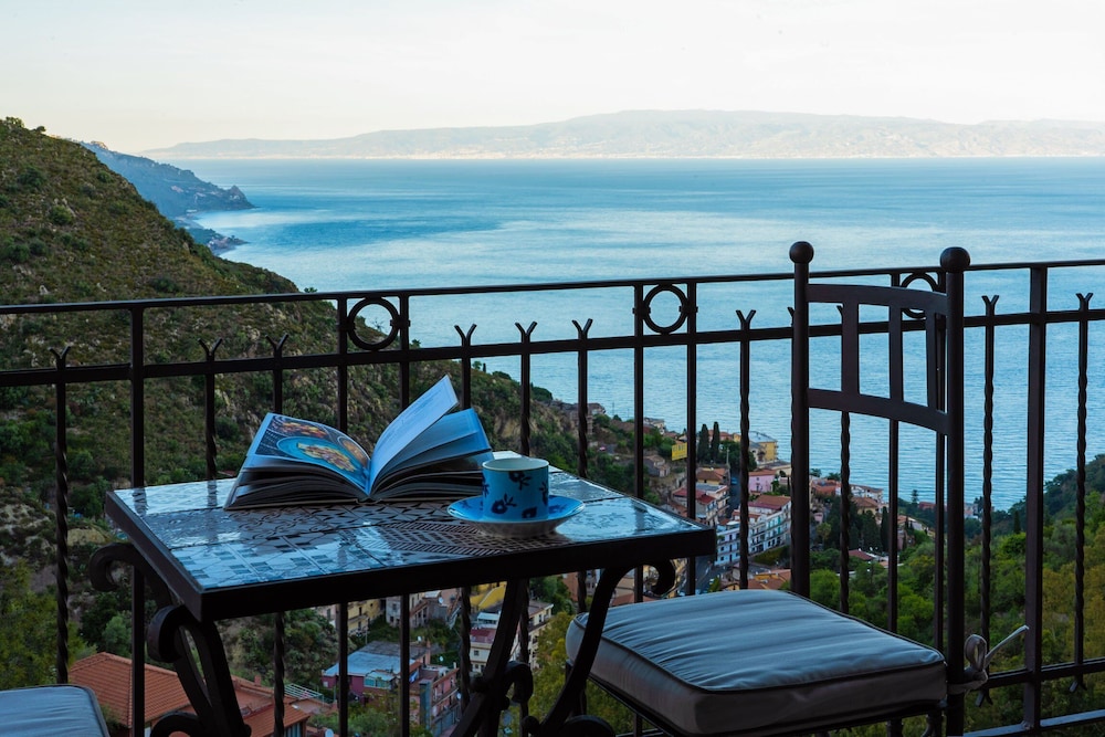 Hotel Villa Ducale — Hotel rooms in Taormina, Sicily