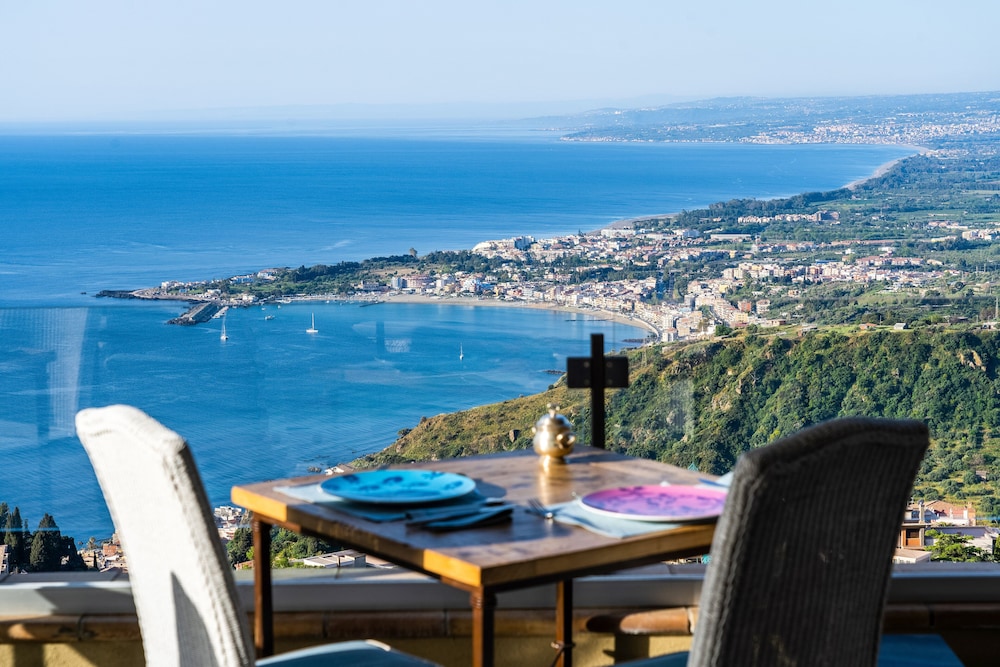Hotel Villa Ducale — Restaurant & bars in Taormina, Sicily