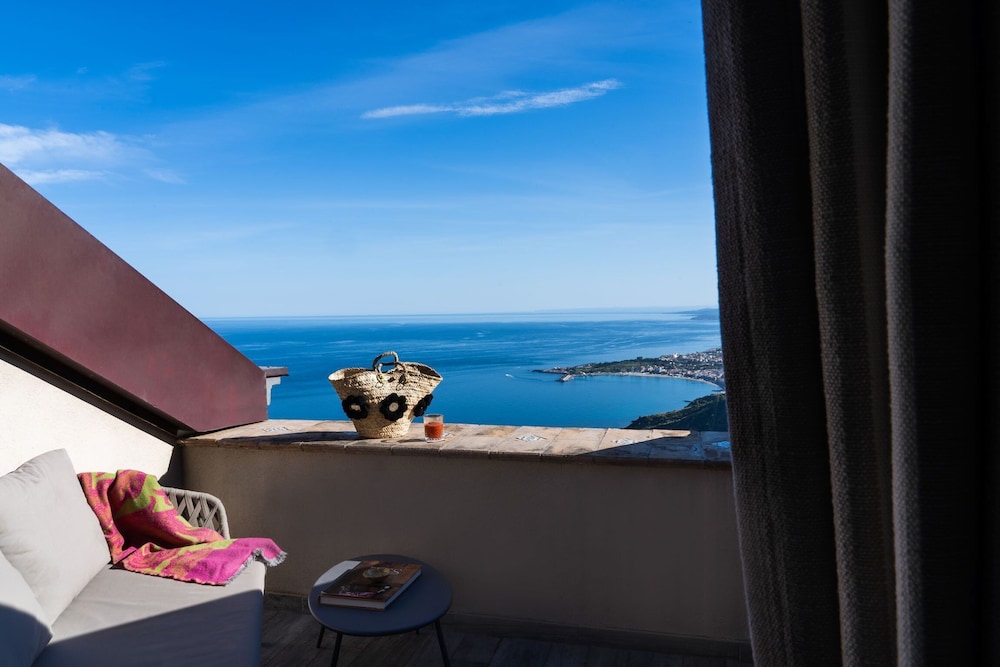 Hotel Villa Ducale — Hotel rooms in Taormina, Sicily