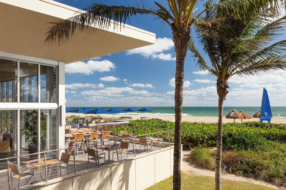 Fort Lauderdale Marriott Harbor Beach Resort & Spa — Restaurant & bars in Fort Lauderdale, Florida