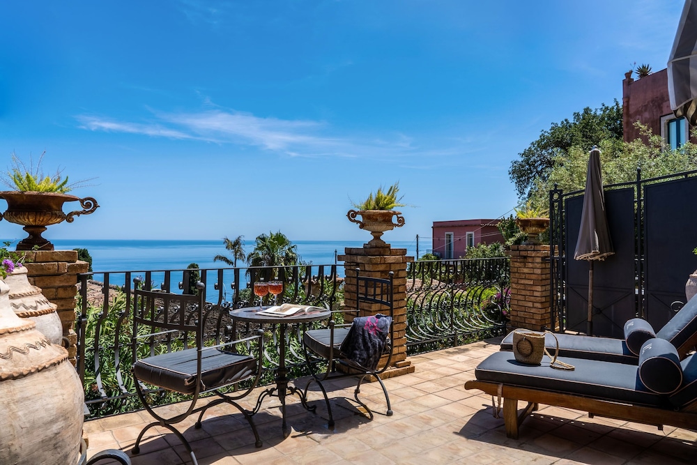 HOTEL VILLA CARLOTTA — Hotel rooms in Taormina, Sicily