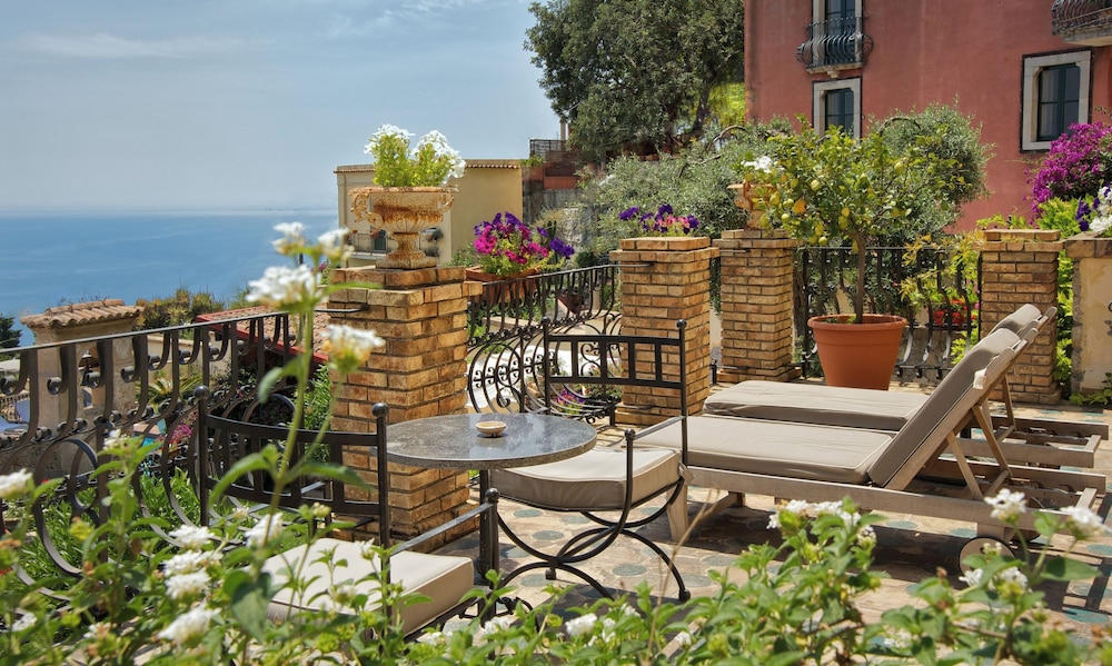 HOTEL VILLA CARLOTTA — Hotel building in Taormina, Sicily