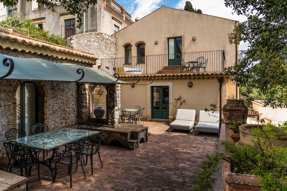 HOTEL VILLA CARLOTTA — Hotel building in Taormina, Sicily