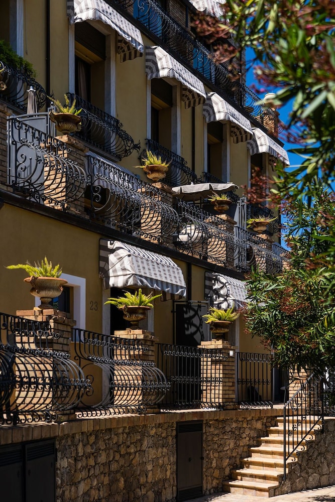 HOTEL VILLA CARLOTTA — Hotel building in Taormina, Sicily