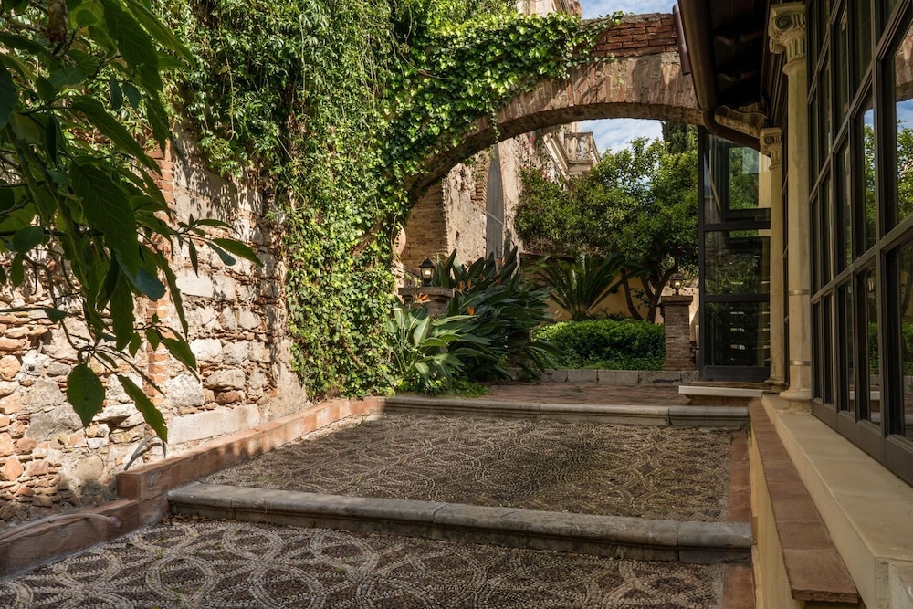 HOTEL VILLA CARLOTTA — Hotel building in Taormina, Sicily
