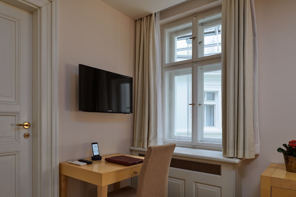 Ventana Hotel Prague — Hotel rooms in Prague, Prague