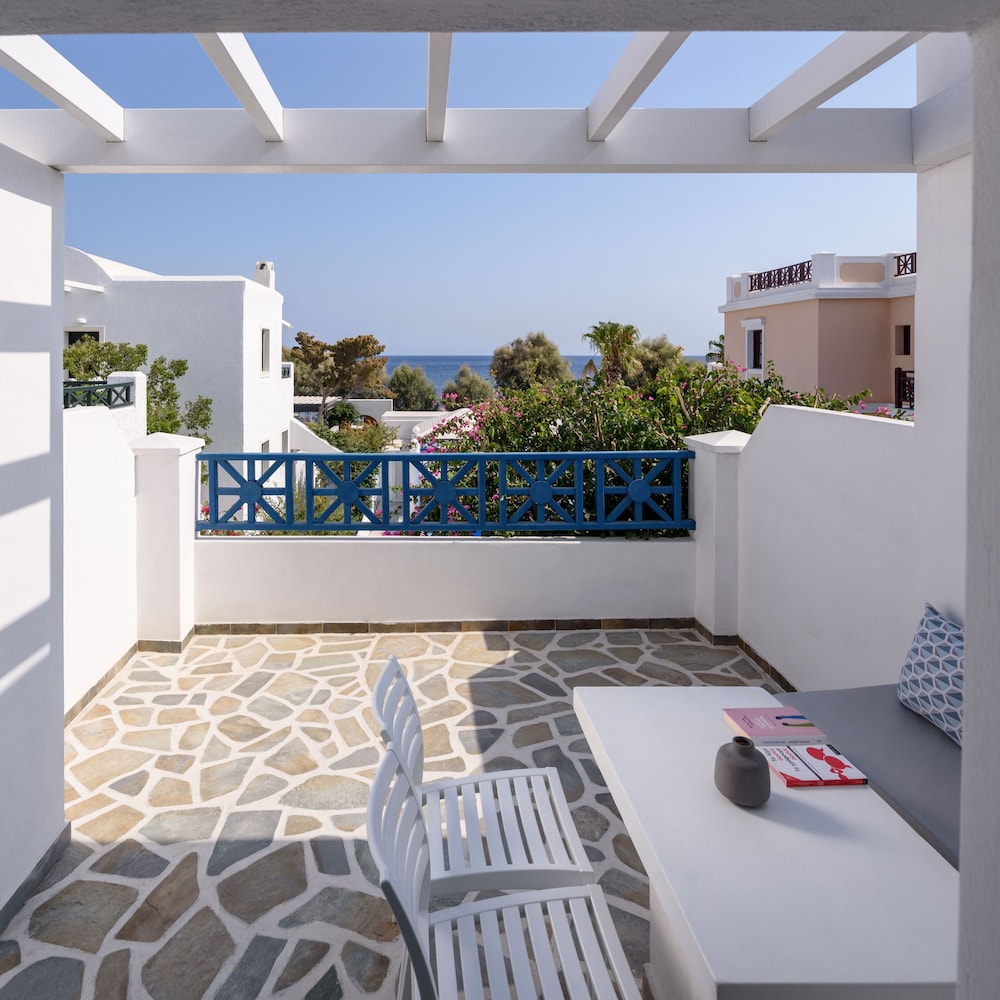 Veggera Hotel — Hotel building in Perissa, South Aegean