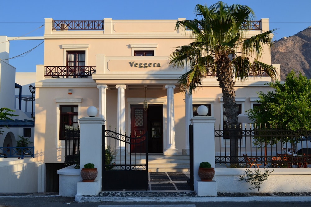 Veggera Hotel — Hotel building in Perissa, South Aegean