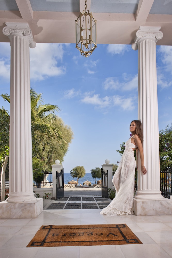 Veggera Hotel — Hotel building in Perissa, South Aegean