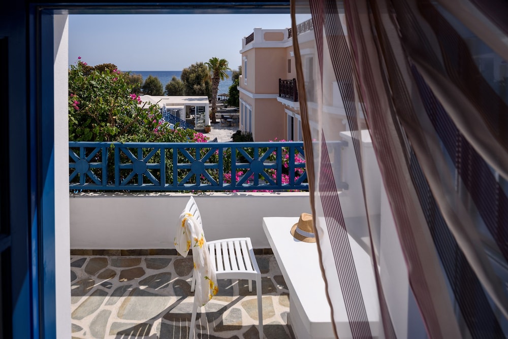 Veggera Hotel — Hotel building in Perissa, South Aegean