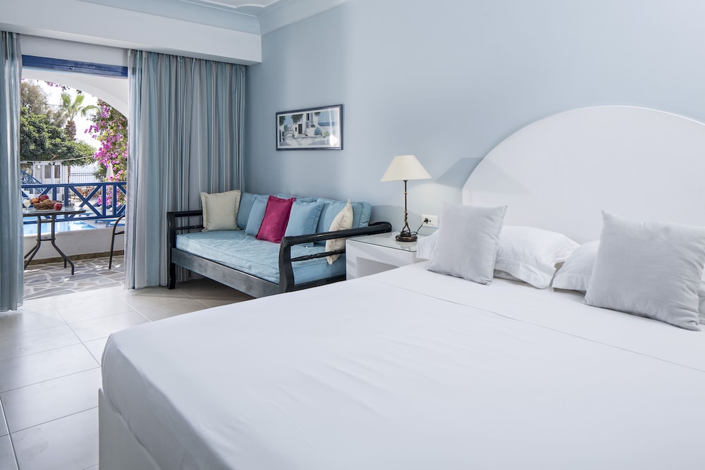 Veggera Hotel — Hotel rooms in Perissa, South Aegean