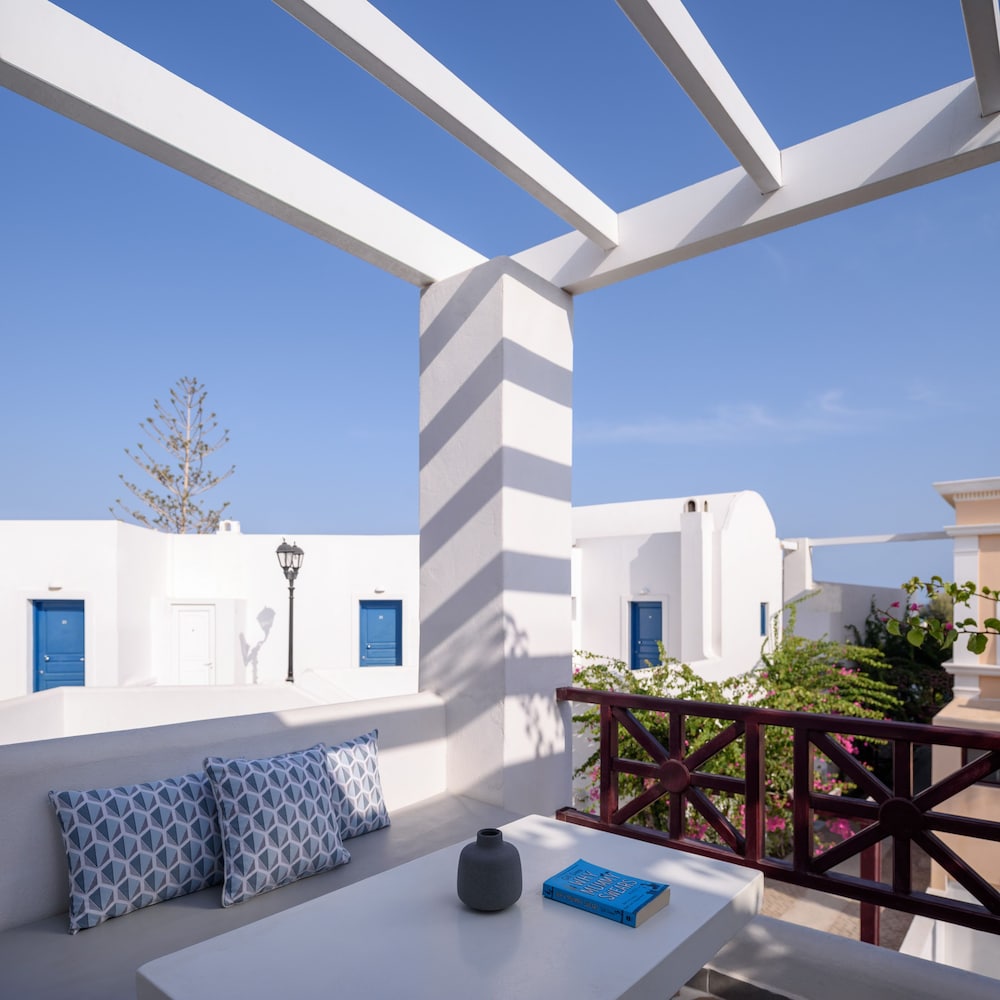 Veggera Hotel — Hotel building in Perissa, South Aegean