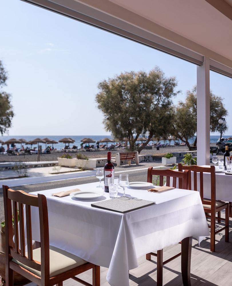 Veggera Hotel — Restaurant & bars in Perissa, South Aegean