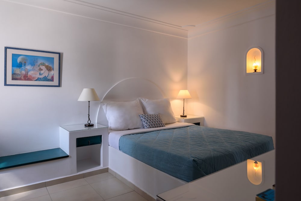 Veggera Hotel — Hotel rooms in Perissa, South Aegean