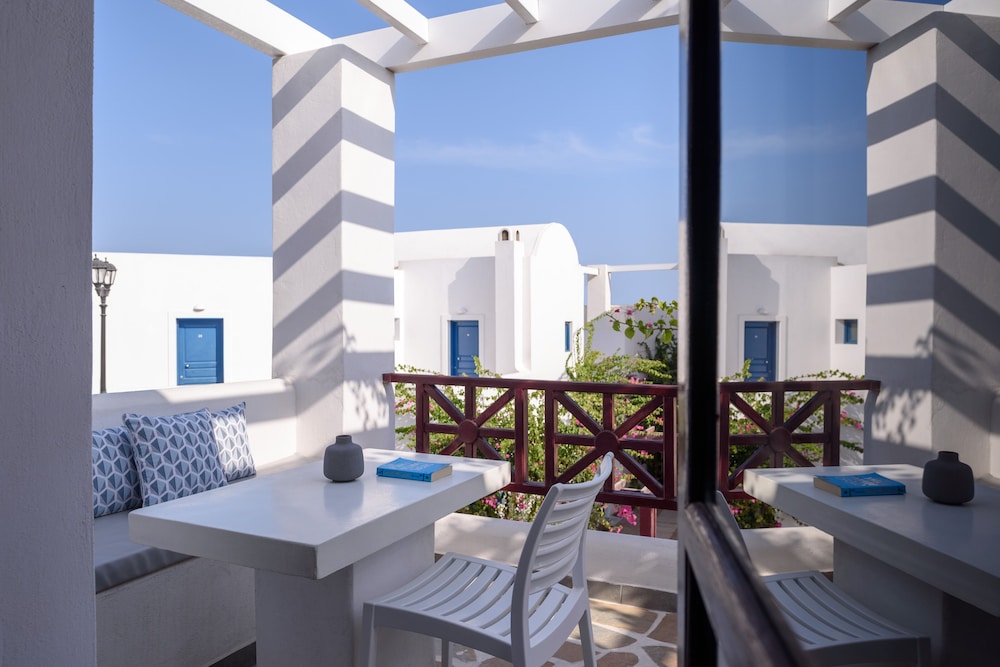 Veggera Hotel — Hotel building in Perissa, South Aegean