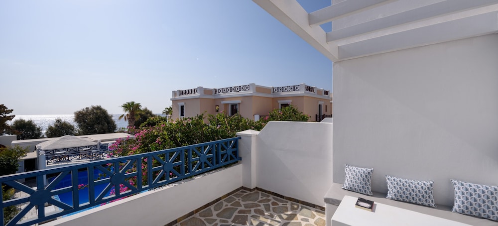 Veggera Hotel — Hotel building in Perissa, South Aegean