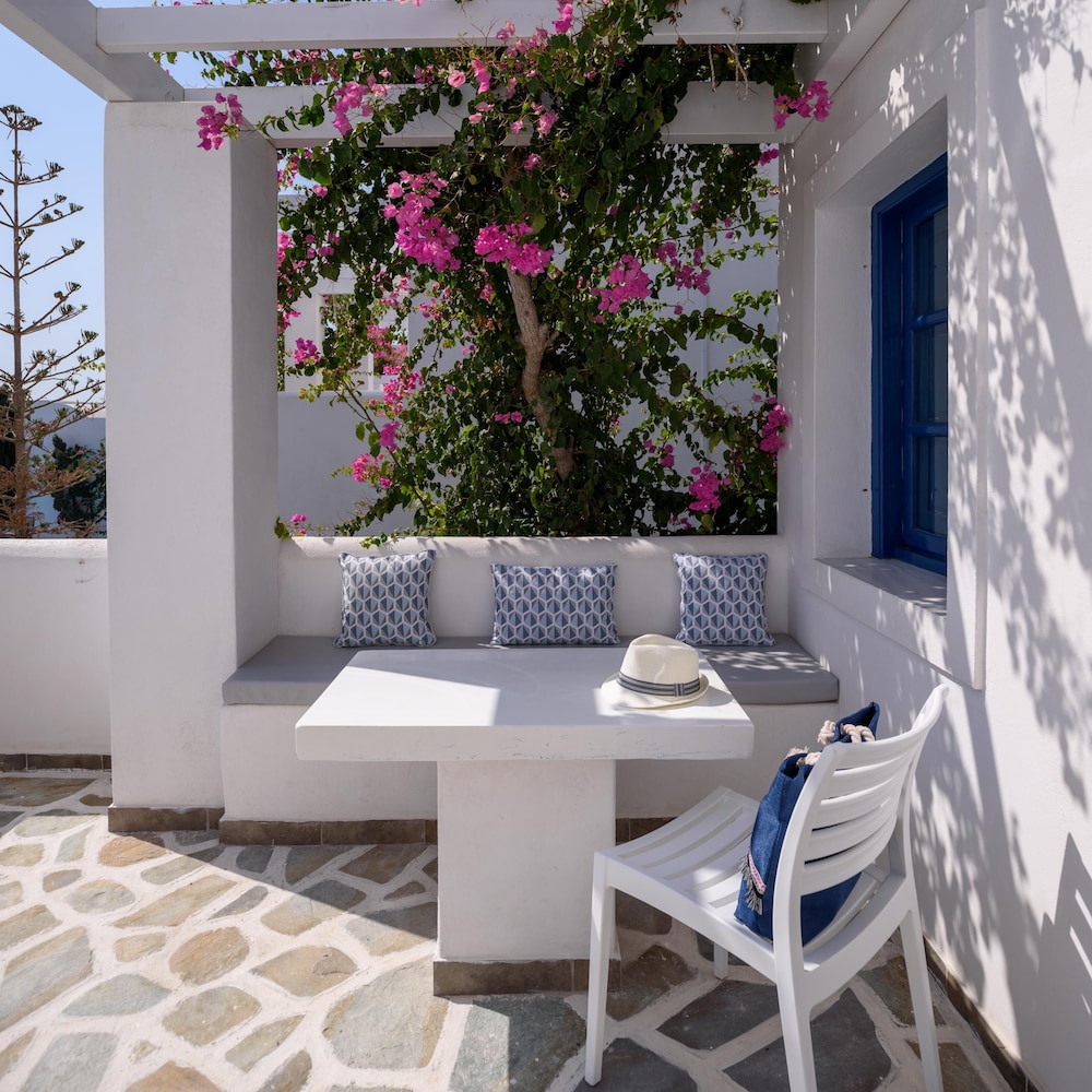 Veggera Hotel — Hotel building in Perissa, South Aegean