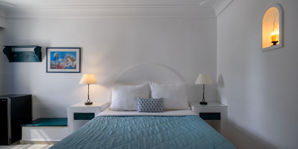 Veggera Hotel — Hotel rooms in Perissa, South Aegean