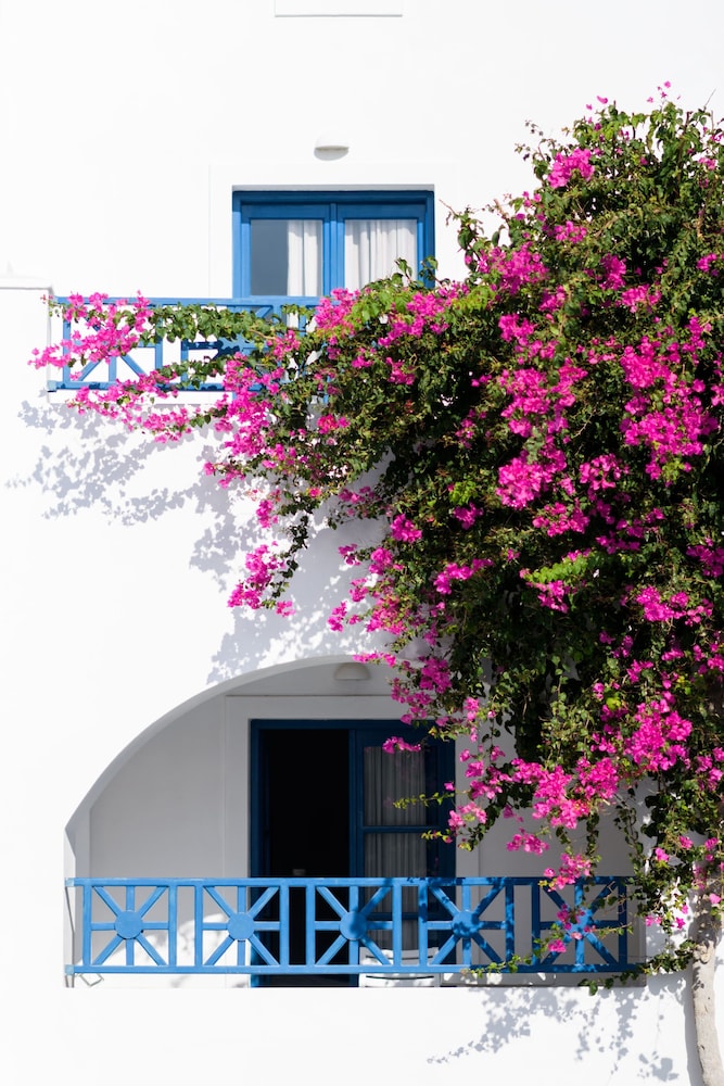 Veggera Hotel — Hotel building in Perissa, South Aegean