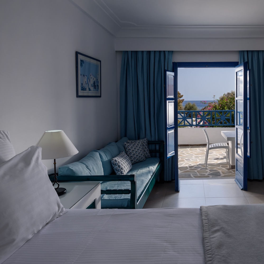 Veggera Hotel — Hotel rooms in Perissa, South Aegean