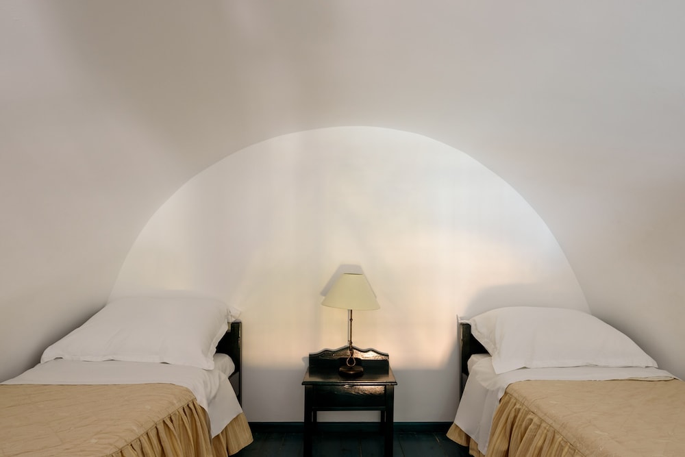Veggera Hotel — Hotel rooms in Perissa, South Aegean