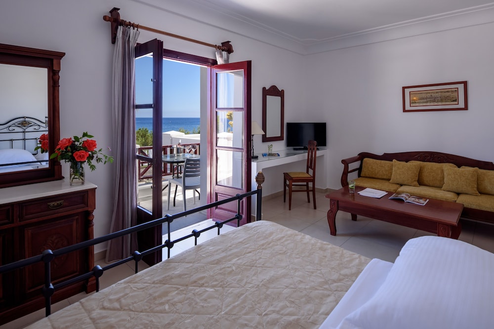 Veggera Hotel — Hotel rooms in Perissa, South Aegean