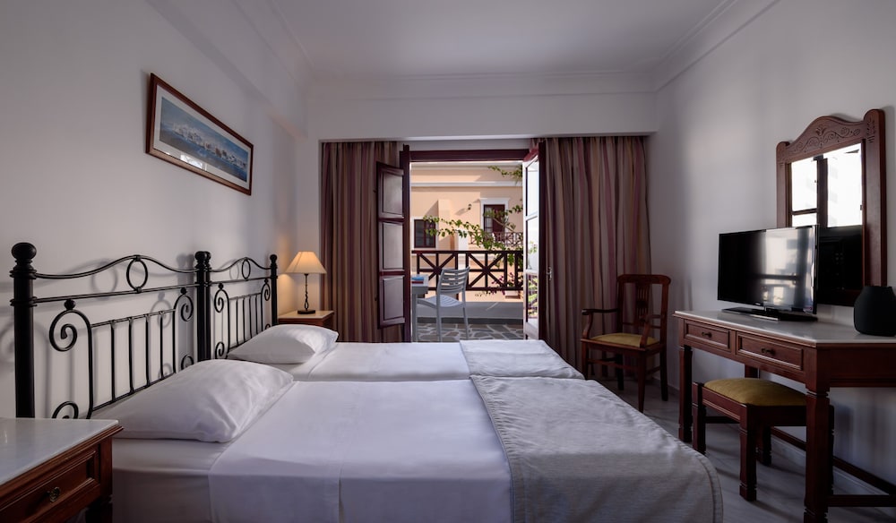 Veggera Hotel — Hotel rooms in Perissa, South Aegean