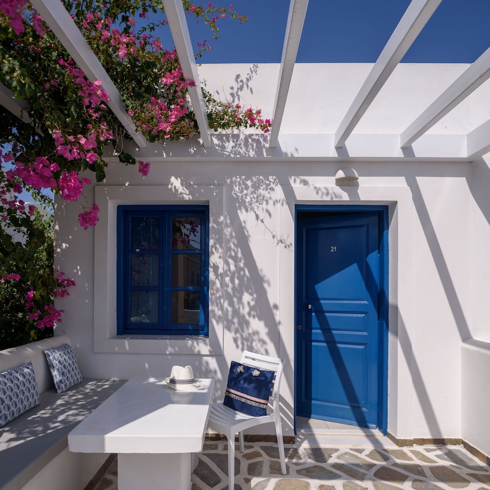 Veggera Hotel — Hotel building in Perissa, South Aegean