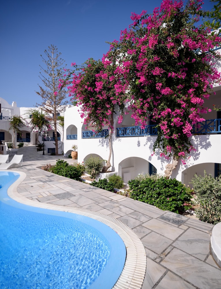 Veggera Hotel — Hotel building in Perissa, South Aegean