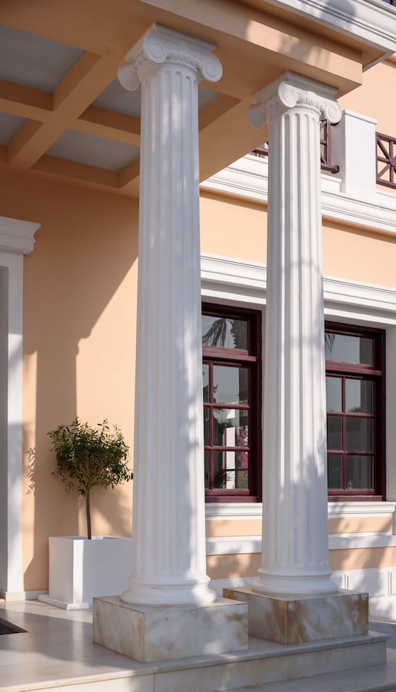 Veggera Hotel — Hotel building in Perissa, South Aegean