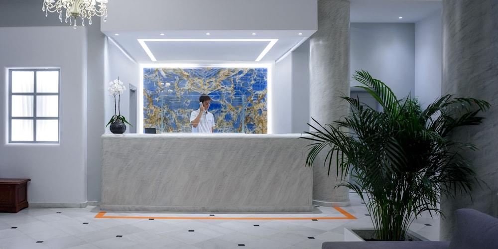 Veggera Hotel — Hotel building in Perissa, South Aegean