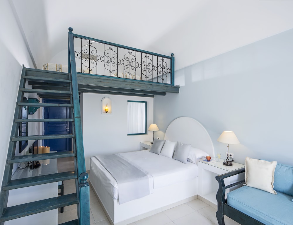 Veggera Hotel — Hotel rooms in Perissa, South Aegean