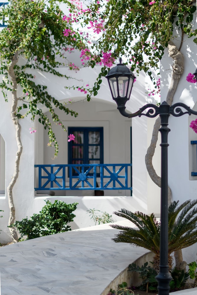 Veggera Hotel — Hotel building in Perissa, South Aegean