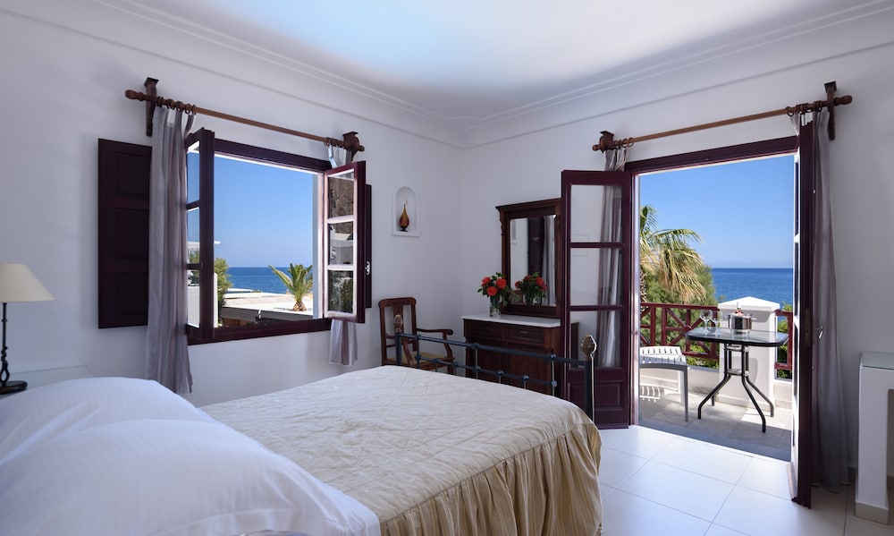 Veggera Hotel — Hotel rooms in Perissa, South Aegean