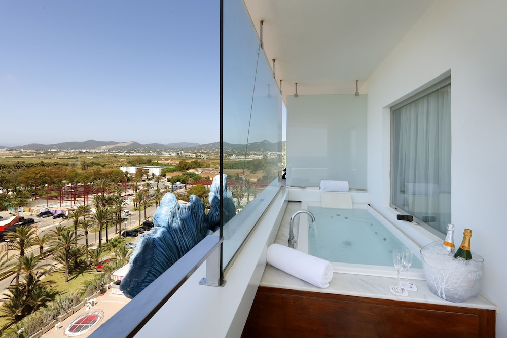 The Unexpected Ibiza Hotel - Ushuaïa Club entrance included — Hotel rooms in Playa d'en Bossa, Balearic Islands