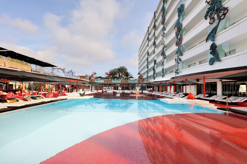 The Unexpected Ibiza Hotel - Ushuaïa Club entrance included — Swimming pool in Playa d'en Bossa, Balearic Islands