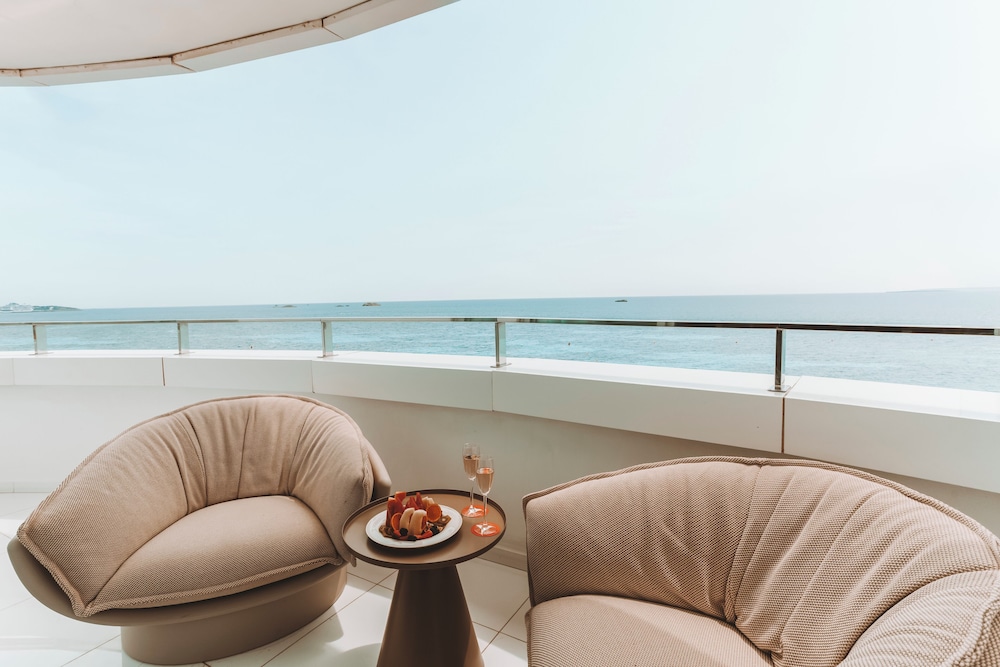The Unexpected Ibiza Hotel - Ushuaïa Club entrance included — Hotel rooms in Playa d'en Bossa, Balearic Islands
