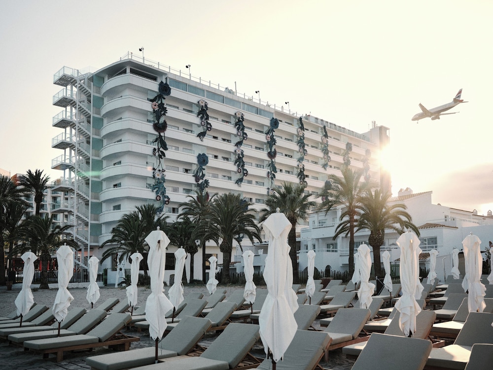 The Unexpected Ibiza Hotel - Ushuaïa Club entrance included — Beach in Playa d'en Bossa, Balearic Islands