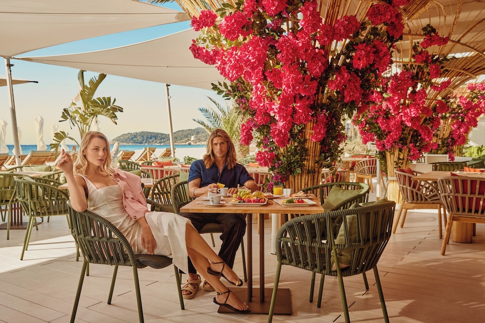 The Unexpected Ibiza Hotel - Ushuaïa Club entrance included — Restaurant & bars in Playa d'en Bossa, Balearic Islands