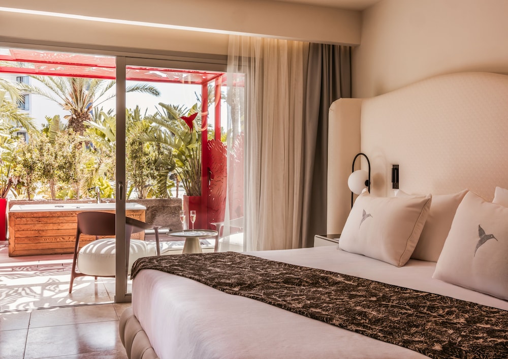 The Unexpected Ibiza Hotel - Ushuaïa Club entrance included — Hotel rooms in Playa d'en Bossa, Balearic Islands