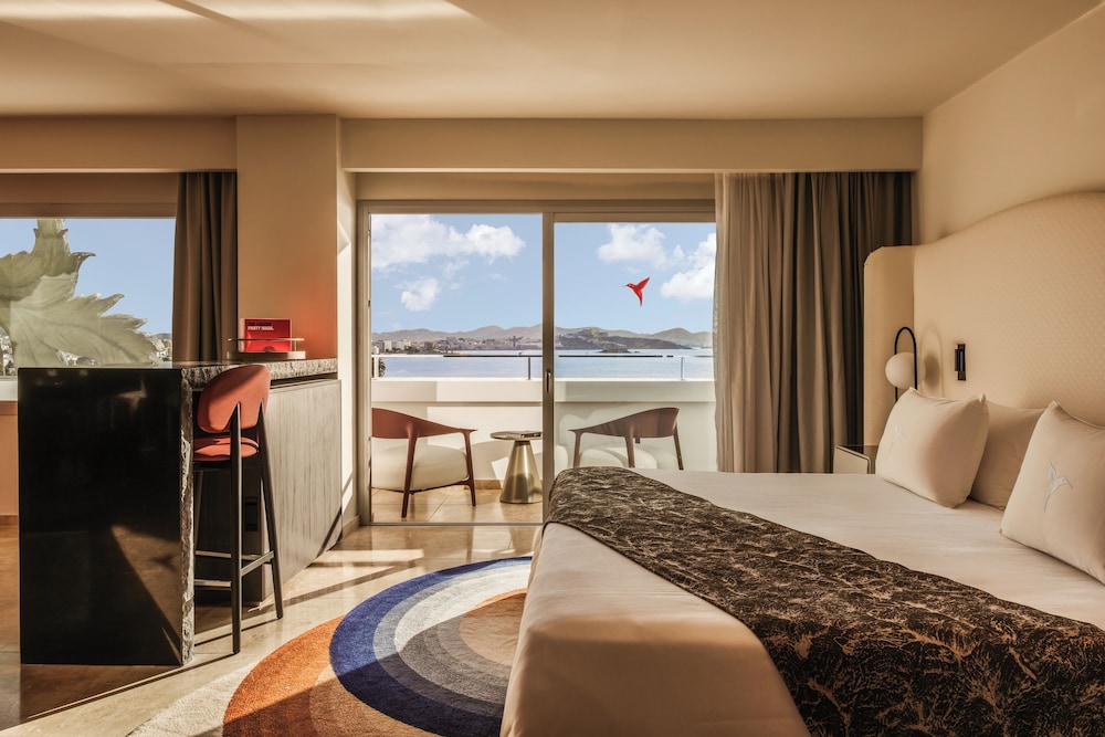 The Unexpected Ibiza Hotel - Ushuaïa Club entrance included — Hotel rooms in Playa d'en Bossa, Balearic Islands