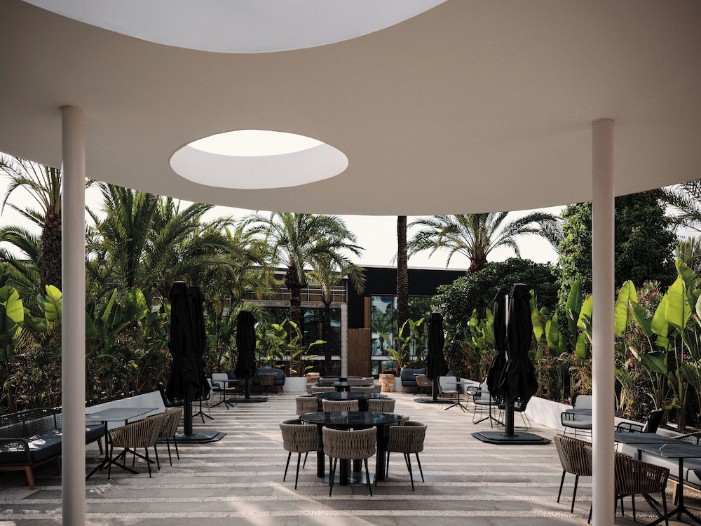The Unexpected Ibiza Hotel - Ushuaïa Club entrance included — Restaurant & bars in Playa d'en Bossa, Balearic Islands