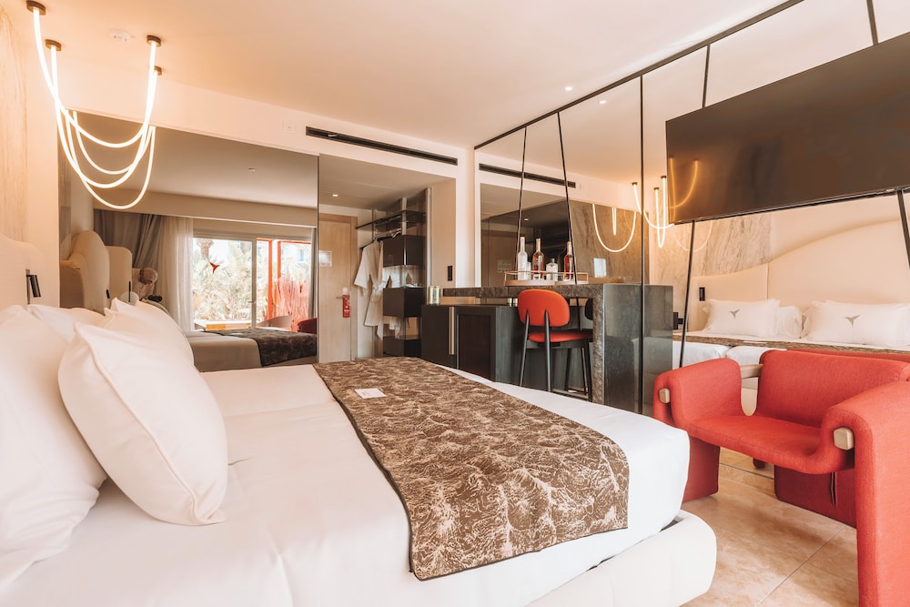 The Unexpected Ibiza Hotel - Ushuaïa Club entrance included — Hotel rooms in Playa d'en Bossa, Balearic Islands