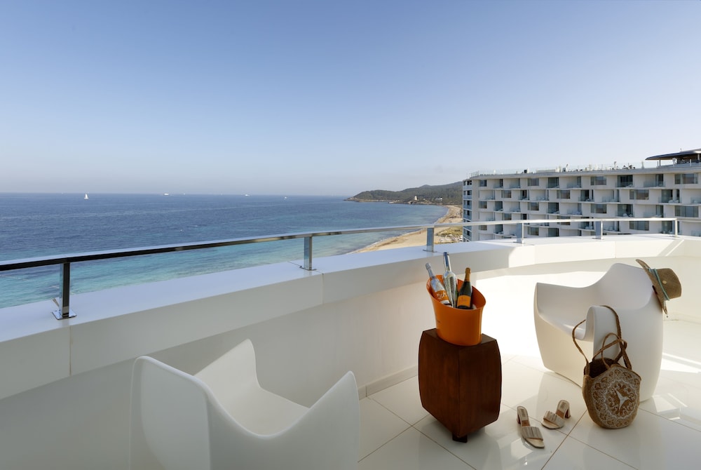 The Unexpected Ibiza Hotel - Ushuaïa Club entrance included — Hotel rooms in Playa d'en Bossa, Balearic Islands
