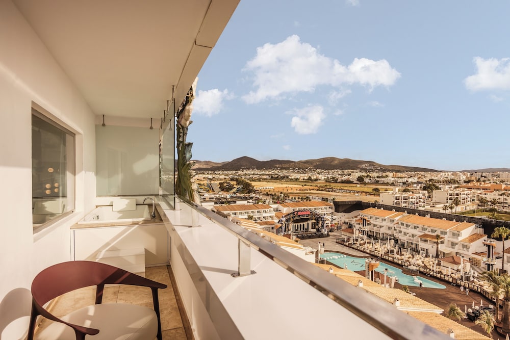 The Unexpected Ibiza Hotel - Ushuaïa Club entrance included — Hotel rooms in Playa d'en Bossa, Balearic Islands